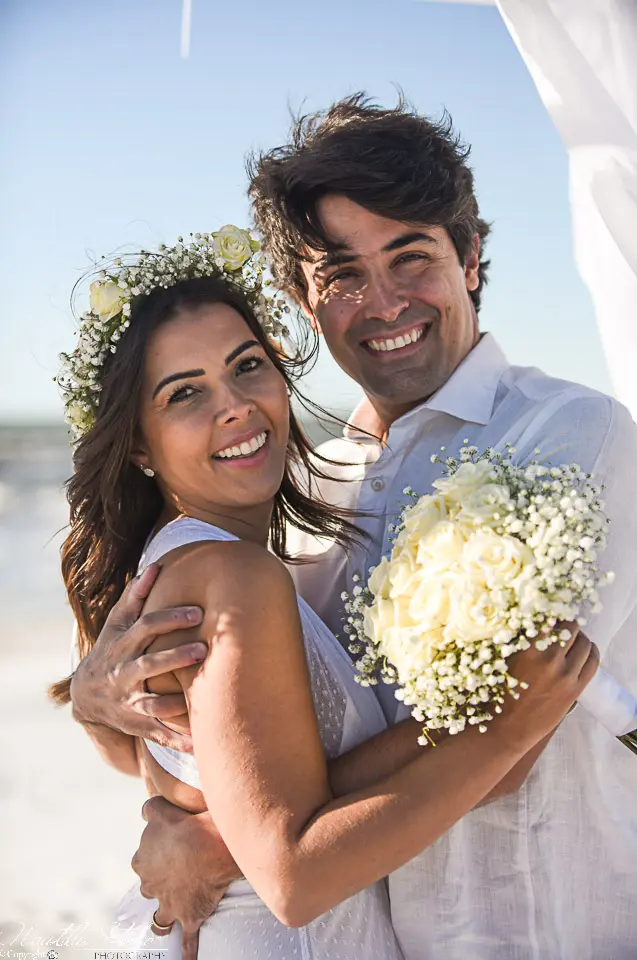 Photo commitment ceremony Florida couple under wedding arch