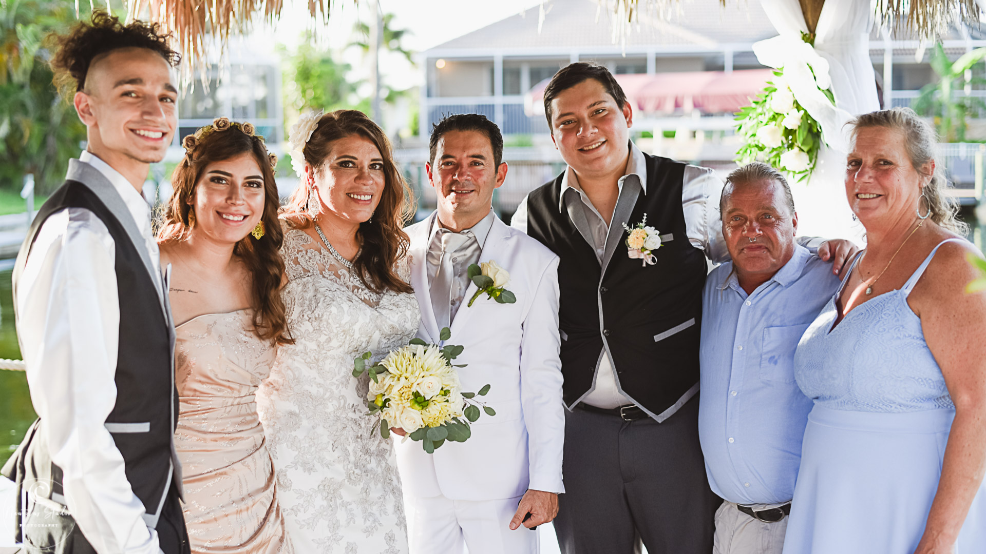 Group photo of small wedding in Florida