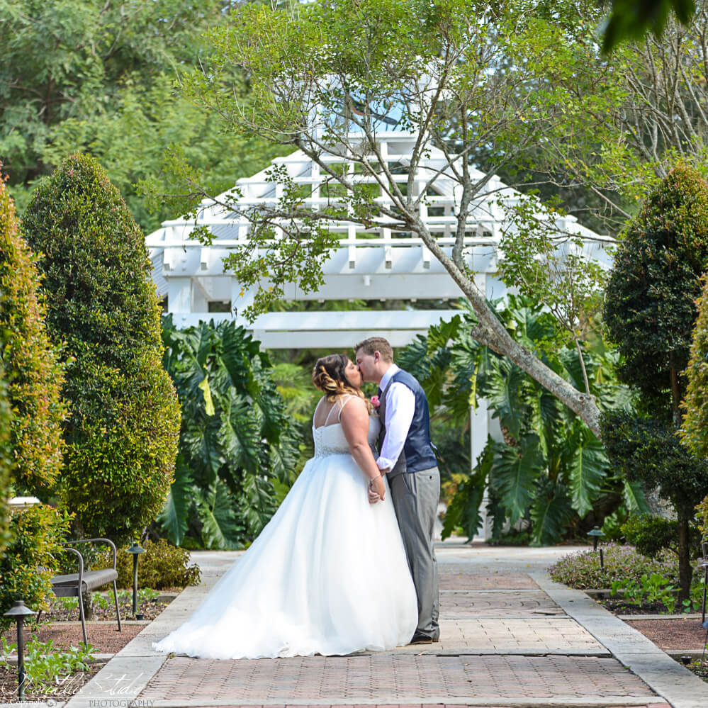 Photo of couple kissing at their Orlando Leu Gardens wedding