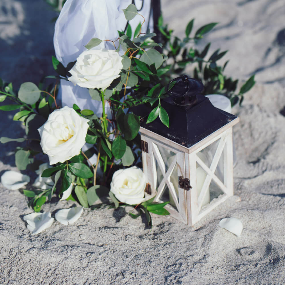 Photo showing small white lantern with roses